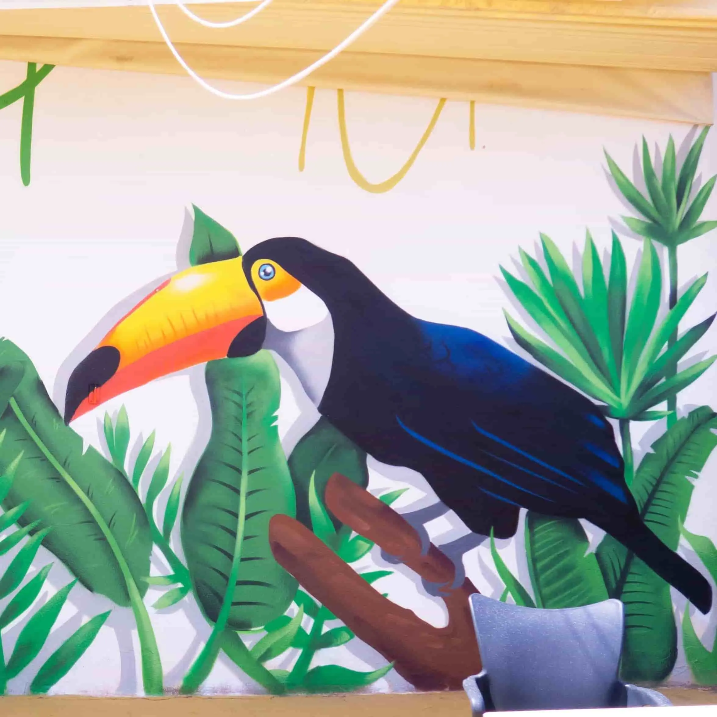 mural exterior de pájaros y vegetación